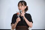 牛のボールペンを見せる前田敦子。