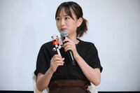 牛のボールペンを見せる前田敦子。