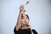 セントバーナードのキーホルダーを見せる前田敦子。