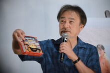 チーズフォンデュを見せる黒沢清。