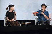 左から前田敦子、黒沢清。
