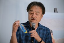 虫よけスプレーを見せる黒沢清。