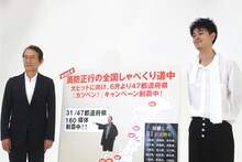 左から周防正行、成田凌。