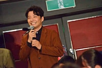 客席から姿を現す星野源。