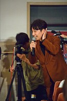 観客のふりをして悩み相談する星野源。