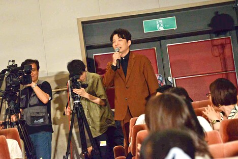 会場後方にサプライズ登場した星野源。