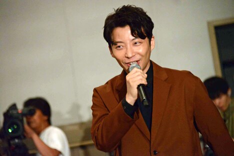 観客に会釈しながらステージに向かう星野源。