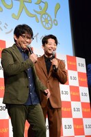 笑い崩れる飯尾和樹（左）と星野源（右）。