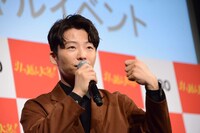 指揮者のジェスチャーをしながら相談に答える星野源。