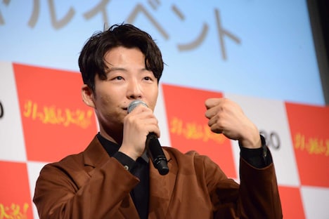 指揮者のジェスチャーをしながら相談に答える星野源。