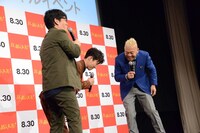 お辞儀し合う星野源（中央）とウド鈴木（右）。