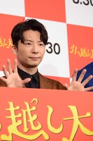 カメラマンのリクエストでポーズを決める星野源。