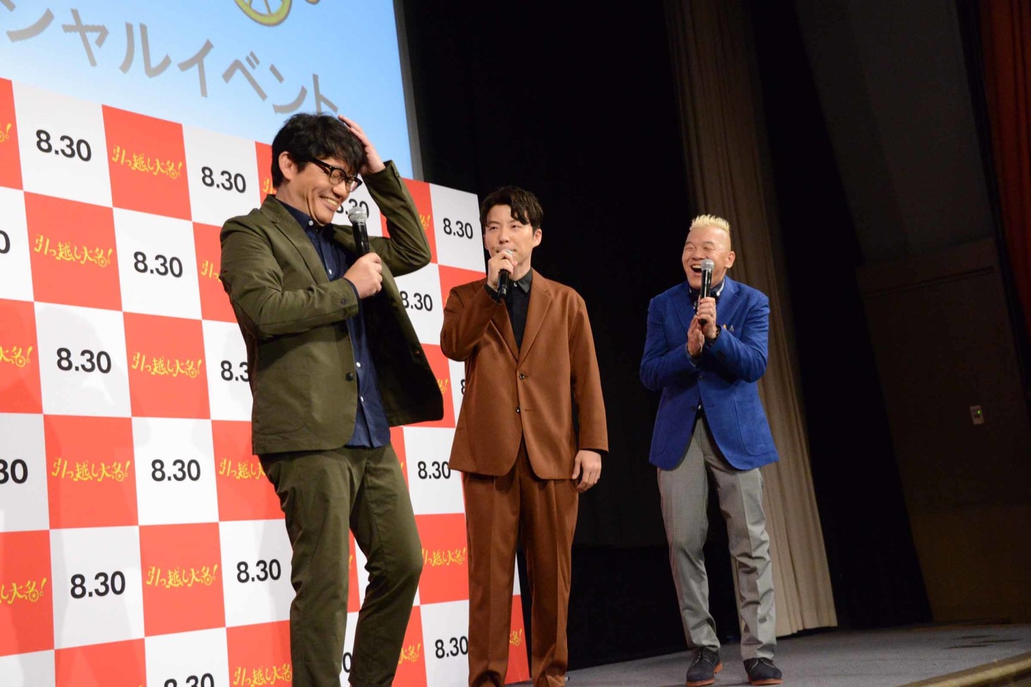 飯尾和樹（左）にギャグをおねだりする星野源（中央）。