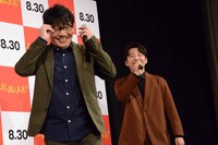 星野源のリクエストに応えてギャグを披露したずん飯尾（左）。