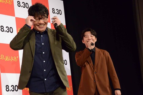 飯尾和樹（左）のギャグを見て大満足の星野源（右）。