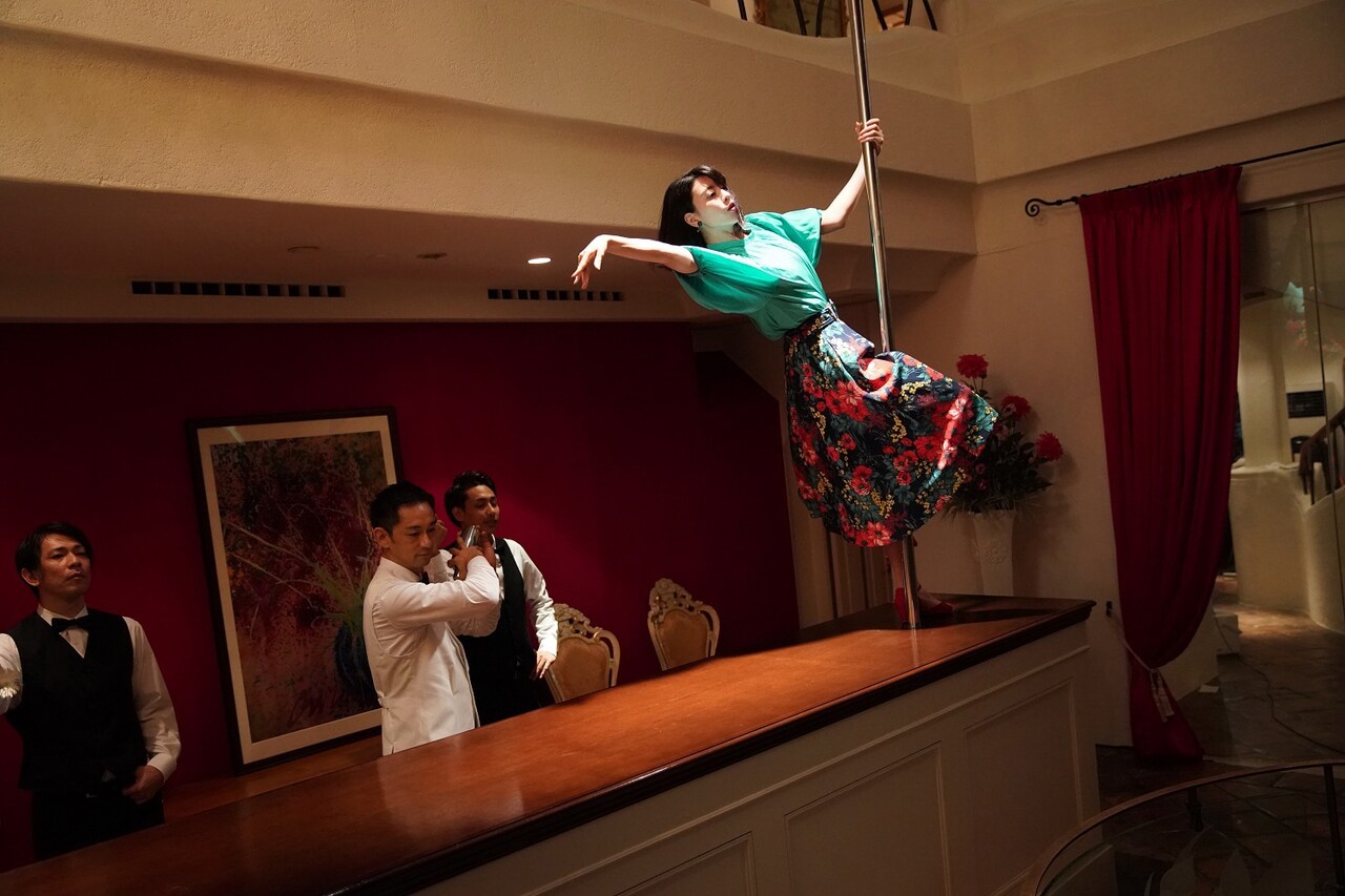 三吉彩花がへそ出し練習着でポールダンス、「ダンスウィズミー」メイキング到着