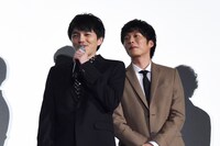 中継カメラに挨拶する林遣都（左）の背後でふざける田中圭（右）。