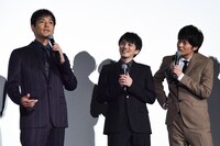 自由奔放なトークを繰り広げる沢村一樹（左）に笑う林遣都（中央）と戸惑う田中圭（右）。