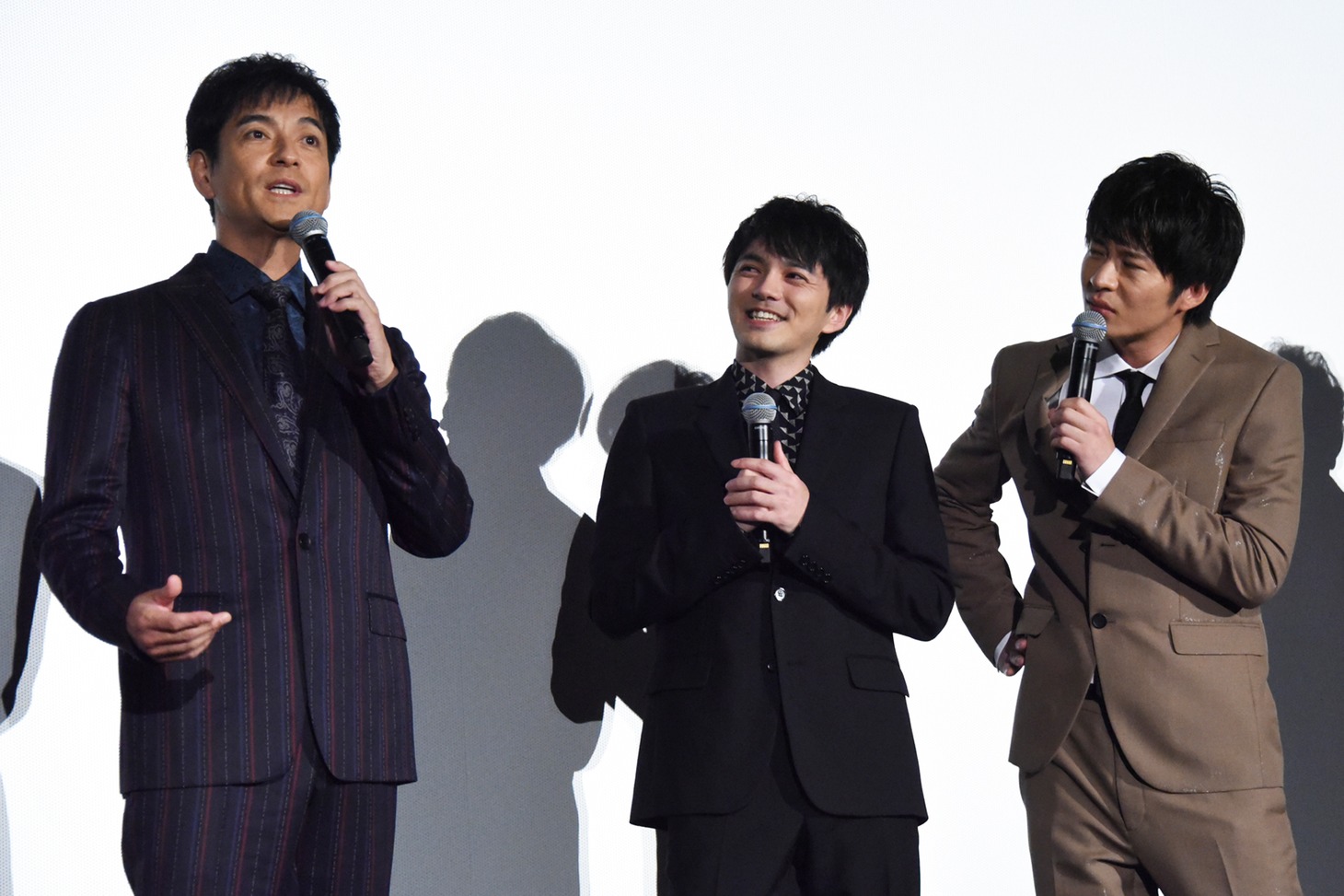 自由奔放なトークを繰り広げる沢村一樹（左）に笑う林遣都（中央）と戸惑う田中圭（右）。