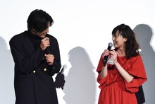 左から金子大地、大塚寧々。