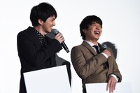 左から林遣都、田中圭。