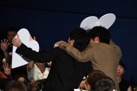 肩を組みながら退場する林遣都（左）と田中圭（右）。