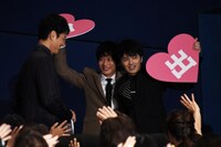 肩を組みながら退場する林遣都（中央）と田中圭（右）にほほえむ沢村一樹（左）。