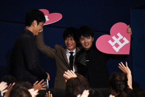肩を組みながら退場する林遣都(中央)と田中圭(右)にほほえむ沢村一樹(左)。
