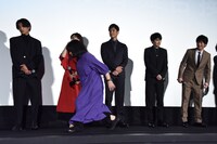 共演者の前を駆け抜ける伊藤修子（手前）。