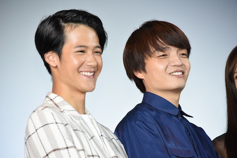 左から葉山奨之、岡山天音。