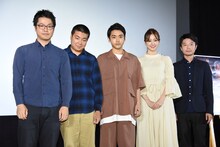 「なれない二人」初日舞台挨拶の様子。左から依藤昂幸、古川彰悟、泉澤祐希、高田里穂、樋口幸之助。