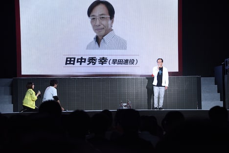 登場した田中秀幸（右）に礼を尽くす潘めぐみ（左）と濱田龍臣（左から2番目）。