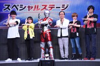 「ULTRAMAN」スペシャルステージの様子。左から濱田龍臣、潘めぐみ、ULTRAMAN SUIT、田中秀幸、芝井美香、笠原紳司。