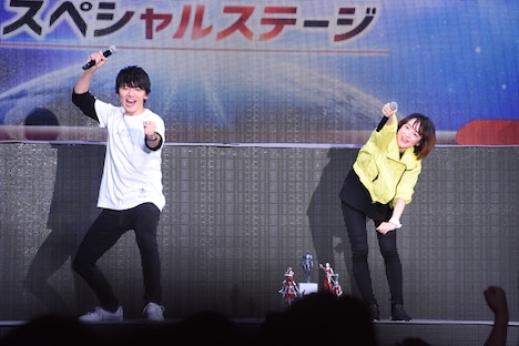 コールアンドレスポンスを行う濱田龍臣（左）と潘めぐみ（右）。