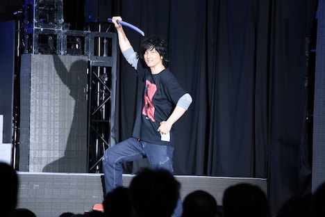 演舞を行う笠原紳司。