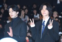 左から新田真剣佑、山崎賢人。