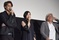 「白髪の人が好き」と言おうとしたところ、隣に白髪の百瀬義行（右）がいることに気付いた坂本真綾（中央）。