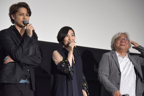 好きなキャラクターを聞かれ「白髪の人が好き」と言おうとしたところ、隣にいる百瀬監督（右）が白髪であることに気付いた坂本真綾（中央）。