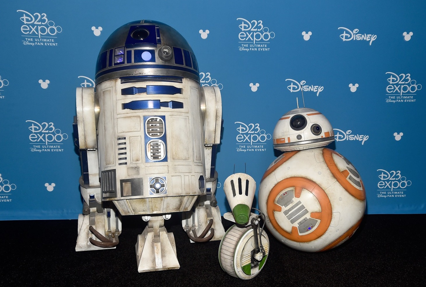 左からR2-D2、D-O、BB-8。