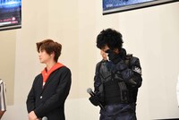 ポケットから取り出したハンカチで汗をぬぐう岡田龍太郎（右）。