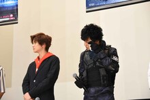 ポケットから取り出したハンカチで汗をぬぐう岡田龍太郎（右）。