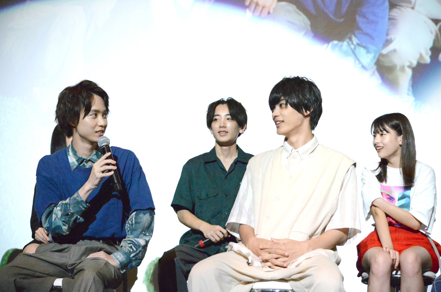 前列左から小越勇輝、神尾楓珠。