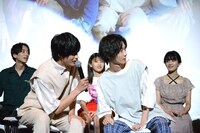 前列左から神尾楓珠、小野寺晃良。