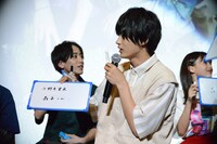 「現場のムードメーカーは？」という質問に答える神尾楓珠。