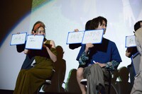 「現場のムードメーカーは？」という質問に答える登壇者たち。