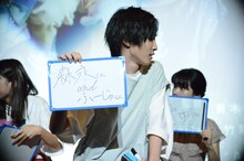 「現場のムードメーカーは？」という質問に答える小野寺晃良。