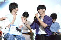 「現場のムードメーカーは？」という質問に答える小野寺晃良（左）と長谷川慎（右）。