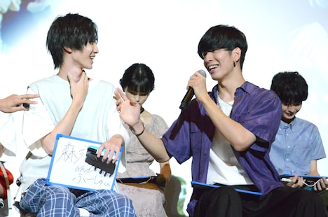 「現場のムードメーカーは？」という質問に答える小野寺晃良（左）と長谷川慎（右）。