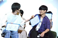 第1問と第2問で回答を使いまわし、ツッコまれる長谷川慎（右）。