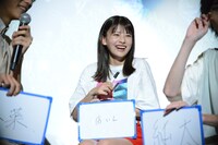 「演じてみたいキャラは？」という質問に答える出口夏希。